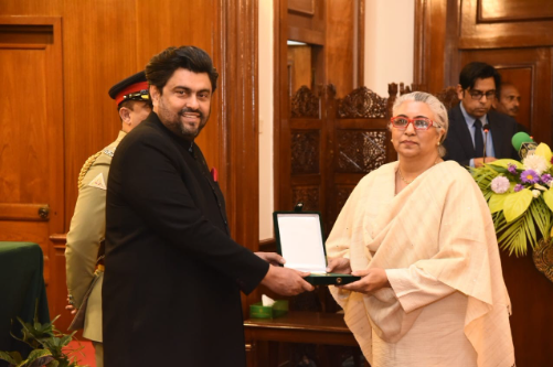 Governor Sindh presenting Tamgha e Imtiaz award at official ceremony
